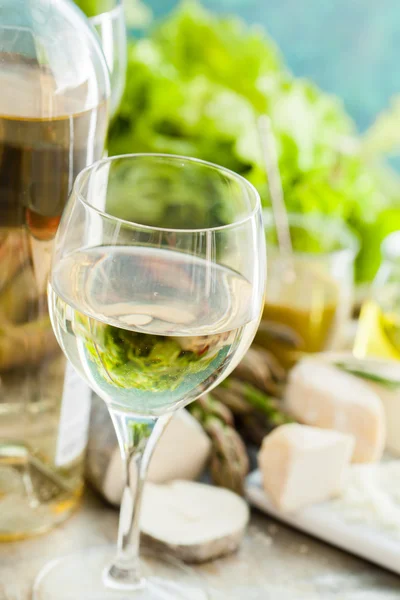 Verre à vin avec plaque de fromage — Photo