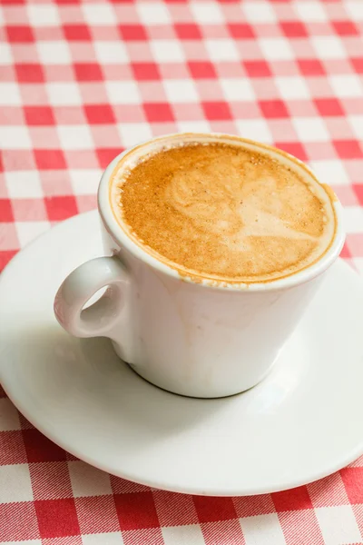 Tasse Cappuccino auf Untertasse — Stockfoto