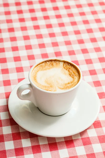 Tasse Cappuccino auf Untertasse — Stockfoto