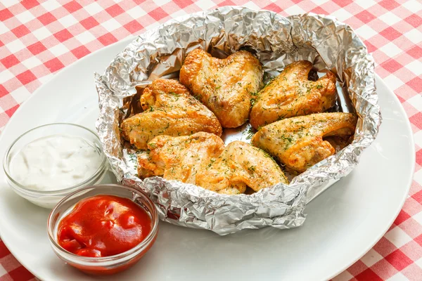 Ailes de poulet avec sauce — Photo