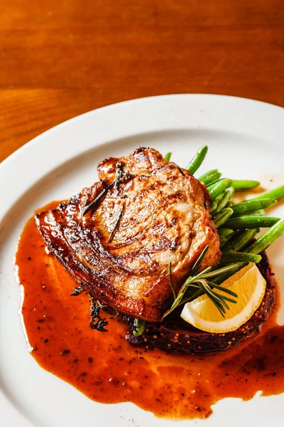 赤キャベツと肉のステーキ — ストック写真