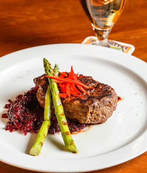 Maso steak s červeným zelím — Stock fotografie