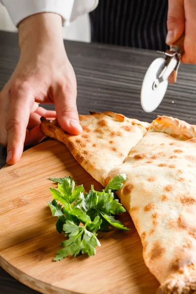 Man skära Pizza — Stockfoto