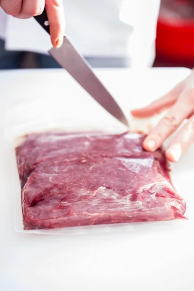 Bife de corte chef — Fotografia de Stock