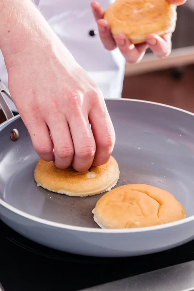 Chef making burger — Stock Photo, Image