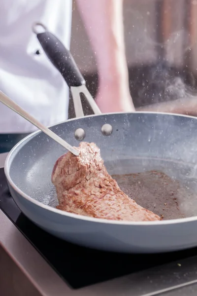 Chef faisant un steak sur la casserole — Photo