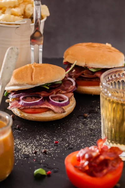 Heerlijke hamburgers en Franse frietjes — Stockfoto