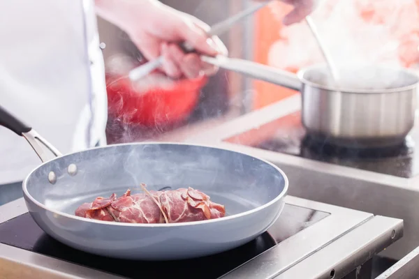 Chef profesional en el trabajo — Foto de Stock