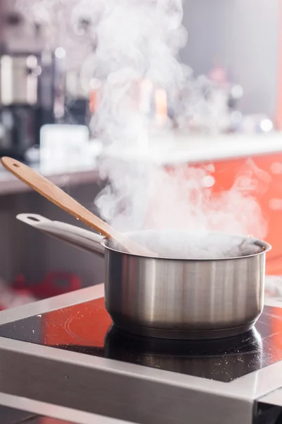 Voorbereiding van maaltijden in de keuken — Stockfoto