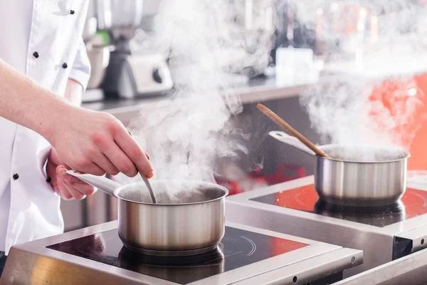 Cozinhando chef no trabalho — Fotografia de Stock