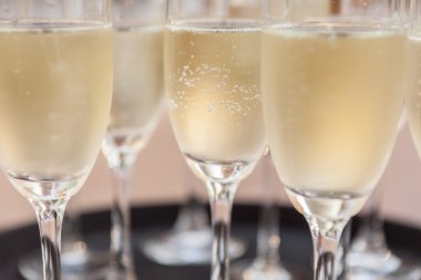 bardak şampanya tablo ile