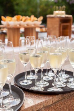 bardak şampanya tablo ile