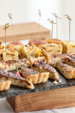 tablo üzerinde pasta adet