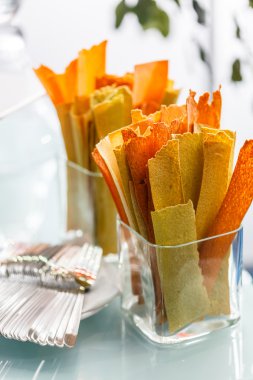 Bardaklarda sebze cips