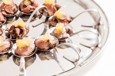 Kaşık etli kanepeler