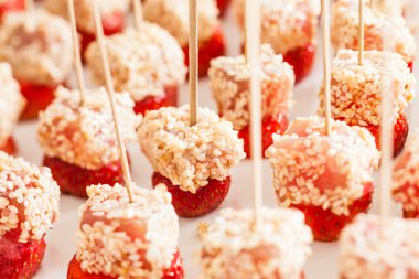 Çilek susam tuna ile