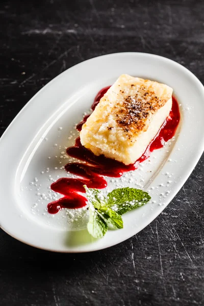 Cheesecake with berry sauce — Stock Photo, Image