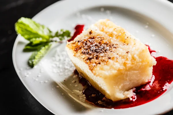 Cheesecake with berry sauce — Stock Photo, Image