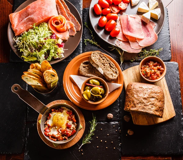 Spanisches Abendessen auf dem Tisch — Stockfoto