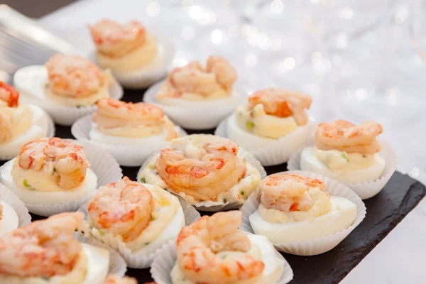 Canapés de frutos do mar com camarões — Fotografia de Stock