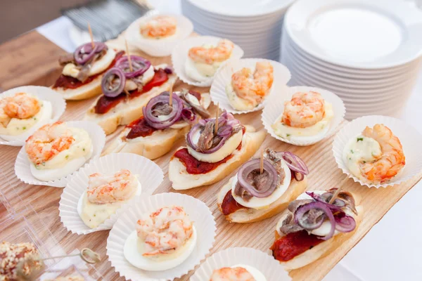 Canapeetjes en broodjes op tafel — Stockfoto