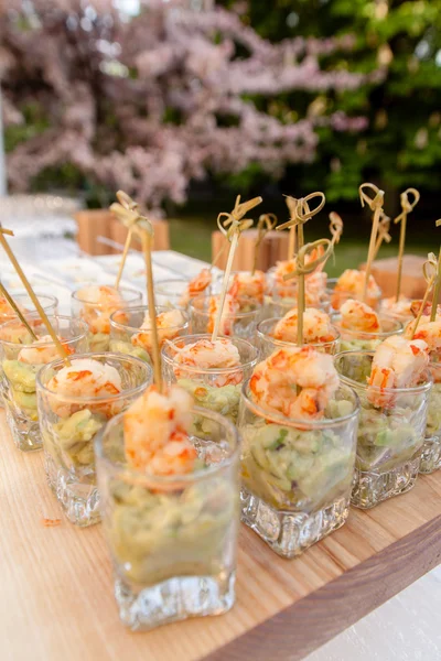 Apéritif aux crevettes en verre — Photo