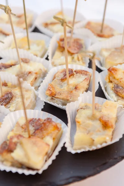 Catering-Canapes auf Stöcken — Stockfoto