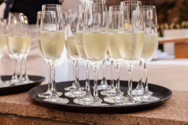 Glazen met champagne op tafel — Stockfoto