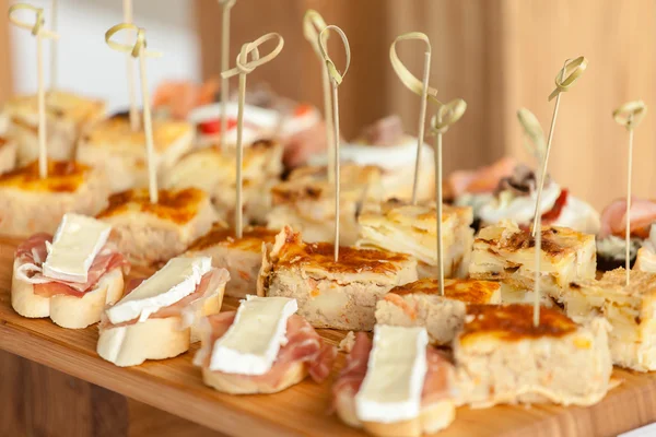 Catering canapeetjes voedsel op tafel — Stockfoto