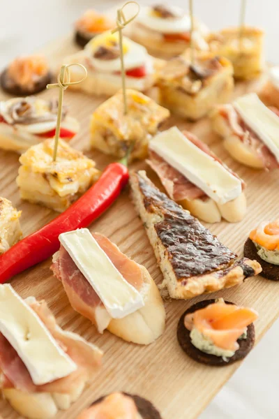 Catering canapeetjes voedsel op tafel — Stockfoto