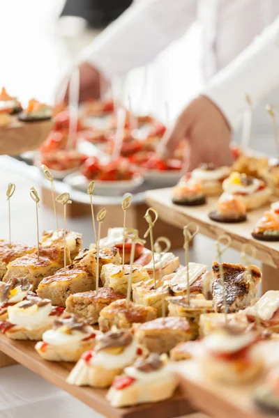 Manos poner comida de catering en la mesa —  Fotos de Stock