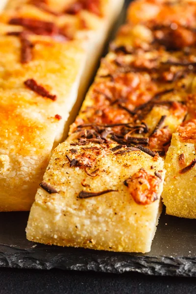 Focaccia bröd med kryddor — Stockfoto