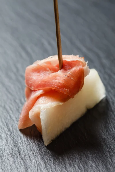 Förrätt med melon och parmaskinka — Stockfoto