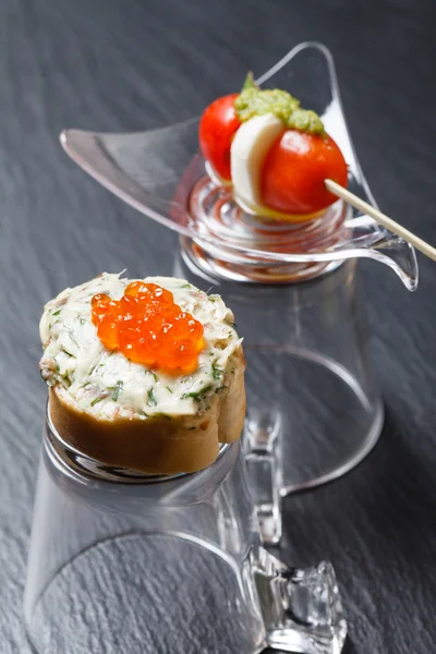 Tartine con caviale, formaggio e pomodoro — Foto Stock