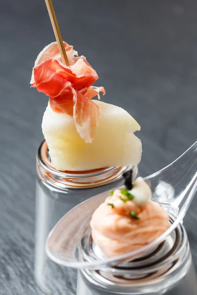 Canapés com carne e queijo — Fotografia de Stock