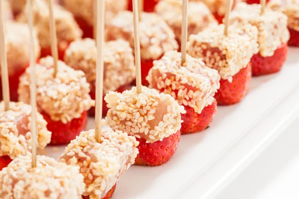 Strawberry with tuna in sesame — Stock Photo, Image