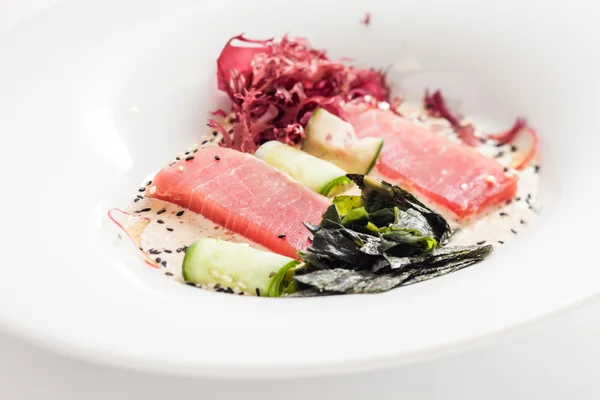 Ínyenc tonhal hal zöldségekkel — Stock Fotó