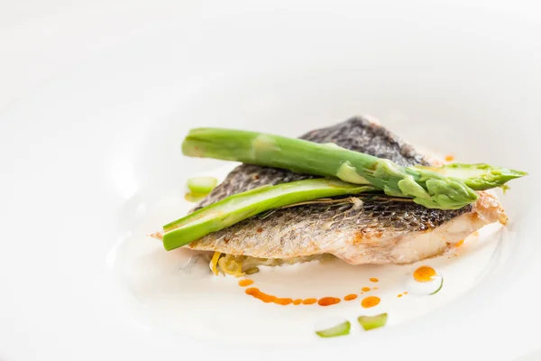 White fish with asparagus — Stock Photo, Image