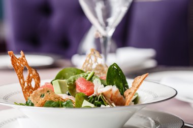 Tost ile taze sebze salatası