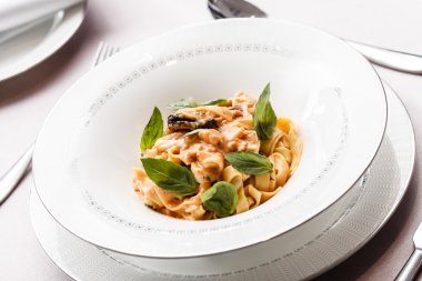 Deniz ürünleri makarna kase