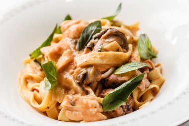 Deniz ürünleri makarna kase