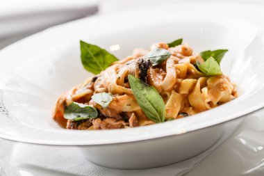 Deniz ürünleri makarna kase