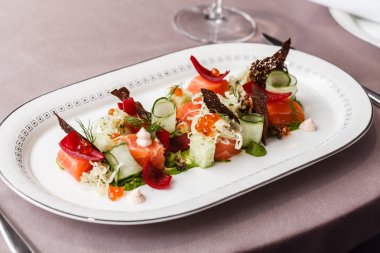 Tabakta sebze ile Somon