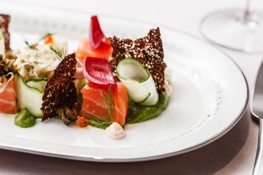 Tabakta sebze ile Somon