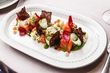 Tabakta sebze ile Somon