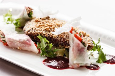 Etli böreği plaka üzerinde