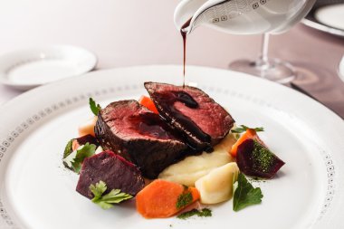 plaka üzerinde sebzeli biftek