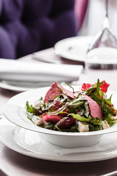 Salat mit Roter Bete und Rucola — Stockfoto