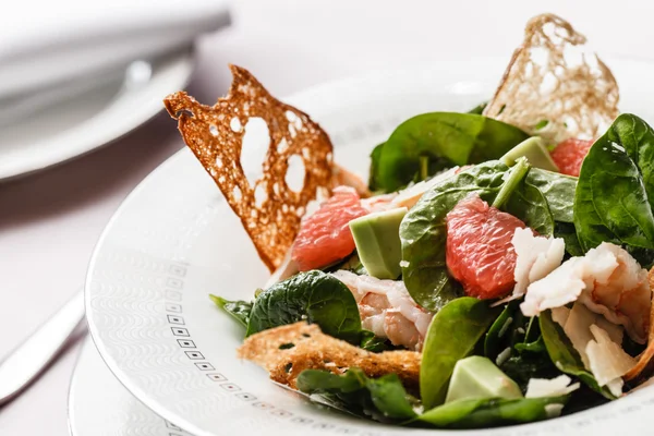 Insalata di verdure fresche con pane tostato — Foto Stock