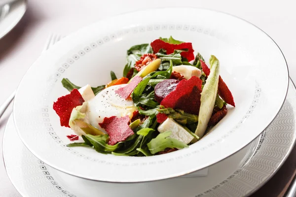 Rode bieten salade met saus — Stockfoto